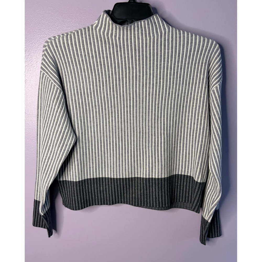 Tahari Cropped Knit Sweater Grey White Striped Mock Neck Minimalist Size‎ Med